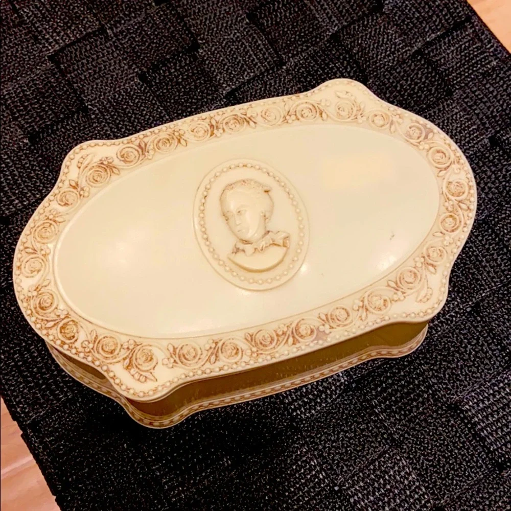 Vintage Luxor Makeup’s powder box